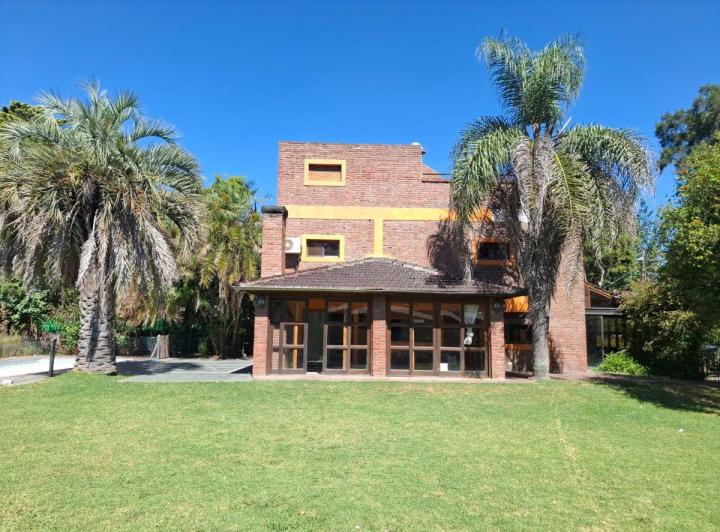 Casa · 300m² · 7 Ambientes · 1 Cochera