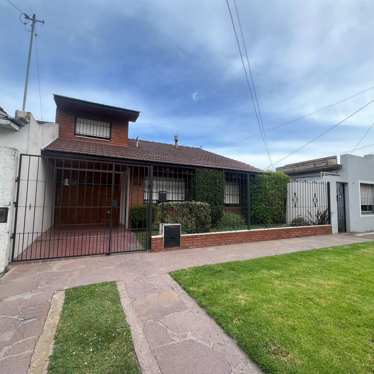 Casa 4 dorm, 200m² con garage para 2 autos y quincho