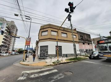 Local comercial · 562m² · 3 Ambientes · (En Block) Local en Esquina con PH en Av Hipolito Yrigoyen Al 6600 - Gran Terraza Doble Altura