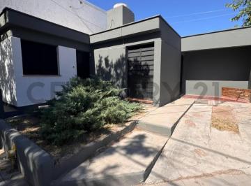 Casa · 105m² · 5 Ambientes · 2 Cocheras · Casa en Venta en Godoy Cruz