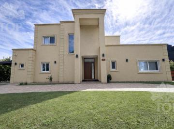 Casa · 220m² · 7 Ambientes · 7 Cocheras · Casa Dos Plantas a La Laguna
