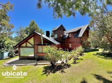 Casa · 136m² · 4 Ambientes · 1 Cochera · Impecable y Funcional Casa de 3 Dorm. con Amplio Jardin y Garage Para 3 Vehiculos