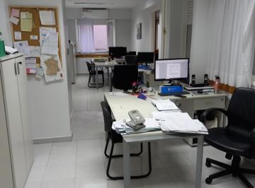 Oficina comercial · 104m² · 4 Ambientes · Oficina en Tribunales. Varios Despachos. Sala de Reuniones.