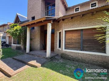 Casa · 351m² · 3 Dormitorios · 2 Cocheras · Casa en Venta en Urca, Sobre Costanera: Sólida, Funcional y con Gran Potencial