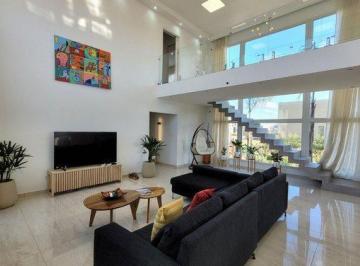 Casa · 242m² · 6 Ambientes · 4 Cocheras · Casa en Venta Barrio Carpinchos Nordelta con Piscina Parrilla Galeria Cubierta Lote en Esquina