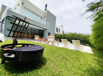 Casa · 242m² · 6 Ambientes · 4 Cocheras · Casa en Venta Barrio Carpinchos Nordelta con Piscina Parrilla Galeria Cubierta Lote en Esquina