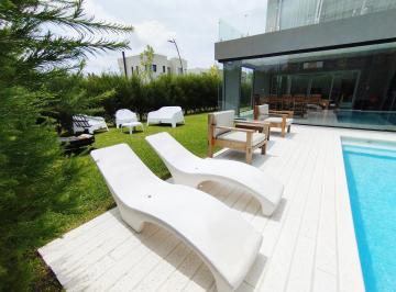 Casa · 242m² · 6 Ambientes · 4 Cocheras · Casa en Venta Barrio Carpinchos Nordelta con Piscina Parrilla Galeria Cubierta Lote en Esquina