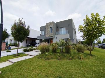 Casa · 242m² · 6 Ambientes · 4 Cocheras · Venta Casa 6 Ambientes Esquina Piscina Gimnasio 242 m² Carpinchos Nordelta Tigre