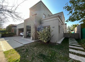 Casa · 240m² · 12 Ambientes · 2 Cocheras · Vende Casa en Vista Pueblo Barro Privado