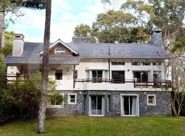 Casa · 170m² · 4 Dormitorios · Casa - Carilo