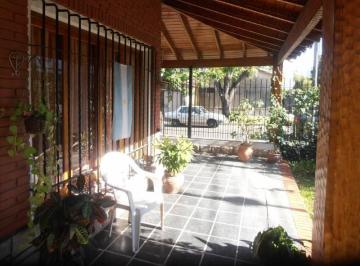 Casa · 180m² · 3 Ambientes · 1 Cochera · Excelente Chalet con Cochera 4 Ambientes Venta