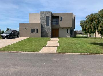 Frente · Casa en Venta 5 Ambientes a La Laguna en Barrio Norte en El Canton