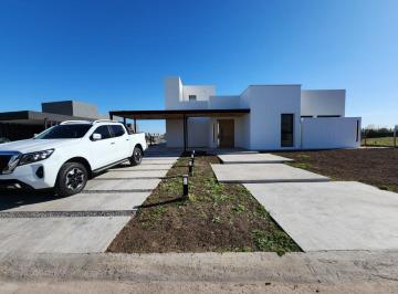 Casa · 245m² · 5 Ambientes · 2 Cocheras · Casa en Venta - 4 Dorm. 3 Baños - 900 m² - Escobar