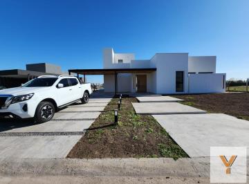 Casa · 245m² · 5 Ambientes · 2 Cocheras · Casa en Venta - 4 Dorm. 3 Baños - 900 m² - Escobar