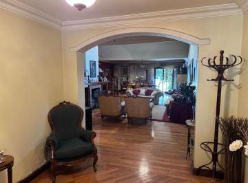 Casa de 8 ambientes, Barrio Cívico · Casa de Categoría en Venta – Ubicación Privilegiada en Barrio Bombal de Mendoza