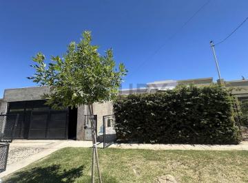 Casa · 165m² · 4 Ambientes · 1 Cochera · Casa en Stefenelli + Departamento en Venta