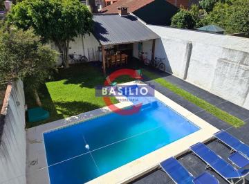 Casa · 115m² · 4 Ambientes · 1 Cochera · Venta Casa 4 Ambientes en Lote Propio con Cochera, Jardín, Pileta y Quincho en Carapachay