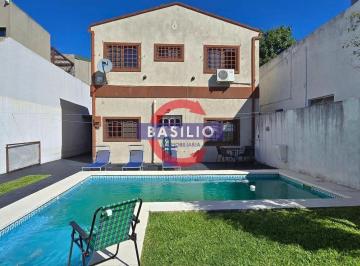 Casa · 115m² · 4 Ambientes · 1 Cochera · Venta Casa 4 Ambientes en Lote Propio con Cochera, Jardín, Pileta y Quincho en Carapachay