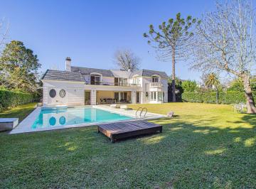 Casa · 833m² · 13 Ambientes · 3 Cocheras · Casa Residencial en Lujoso Country de Pilar