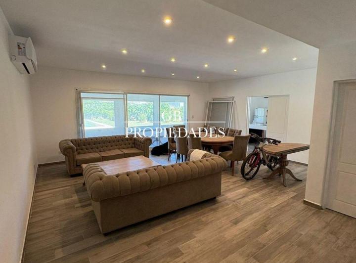 Casa · 200m² · 5 Ambientes · 6 Cocheras
