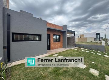 Casa · 250m² · 5 Ambientes · 1 Cochera · Casa en Venta en Docta