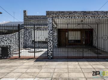Casa · 234m² · 4 Ambientes · 1 Cochera · Venta Casa de 4 Ambientes con Patio y Parrilla Para Reciclar