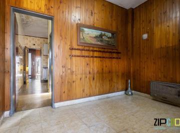 Casa · 234m² · 4 Ambientes · 1 Cochera · Venta Casa de 4 Ambientes con Patio y Parrilla Para Reciclar