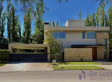 Casa · 220m² · 4 Ambientes · 2 Cocheras · 3 Hab/3 Banos/piscina