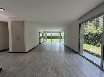 Casa · 220m² · 4 Ambientes · 2 Cocheras · 3 Hab/3 Banos/piscina