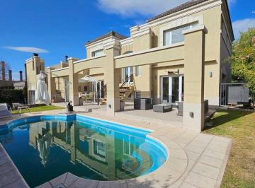 Casa · 420m² · 6 Ambientes · 2 Cocheras · Openhouse Presenta a La Venta Magnífica Casa Ubicada en El Prestigioso Barrio Dalvian