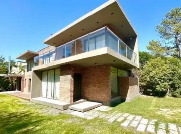 Casa · 220m² · 5 Ambientes · Casa - Funes