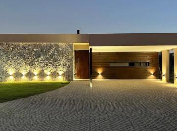Casa · 170m² · 6 Ambientes · 2 Cocheras · Casa de 3 Dorm. de Diseño en Una Sola Planta con Pileta en Vida