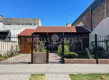 Casa · 159m² · 4 Ambientes · 2 Cocheras · Venta de Casa 4 Ambientes en San Justo, La Matanza.