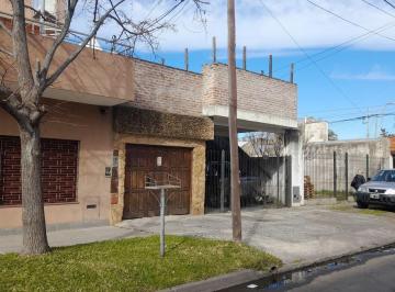 Casa de 5 ambientes, Lanús · Casa en Venta en Remedios de Escalada, Muy Linda Zona, Terreno de 381 m²