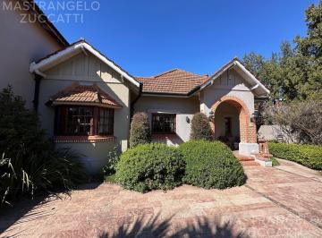 Casa · 339m² · 5 Ambientes · 2 Cocheras · Casa de Estilo Desarrollada Sobre Doble Lote en Excelente Zona Residencial