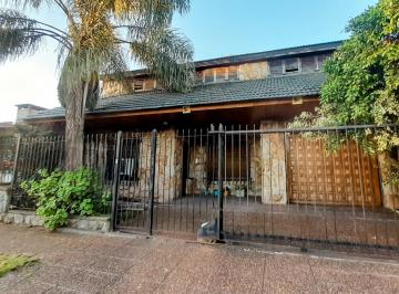 Casa · 276m² · 6 Ambientes · 2 Cocheras · Venta Casa con Departamento Cochera Jardin Pileta en Ramos Mejia Apto Credito
