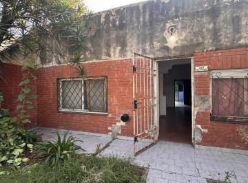 Casa · 135m² · 4 Ambientes · 3 Cocheras · Casa en Venta de 4 Ambientes Fondo Apta Credito en Moron