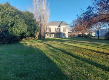 Casa · 300m² · 7 Ambientes · 1 Cochera · Casa Chalet en Alquiler en General Rodríguez, G. B. a. Zona Oeste, Argentina