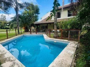 Casa · 175m² · 5 Ambientes · Apto Crédito Casa en Venta 5 Amb con Pileta Frente Al Golf en Country Los Horneros.