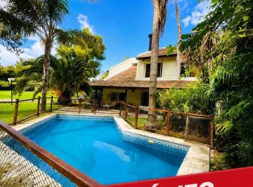 Casa · 175m² · 5 Ambientes · Apto Crédito Casa en Venta 5 Amb con Pileta Frente Al Golf en Country Los Horneros.