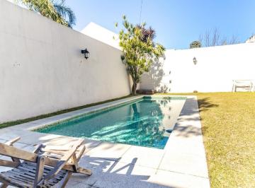 Casa · 246m² · 5 Ambientes · 2 Cocheras · Venta - Casa de Categoría en Villa Devoto con Cochera y Pileta