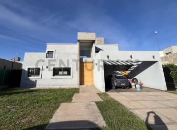 Casa · 200m² · 3 Dormitorios · 2 Cocheras · Century 21 López Vende Casa Ubicada en Barrio Privado “cortaderas 2” en Calle Severo del Castillo, G