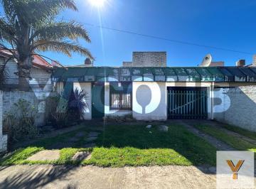 Casa · 100m² · 5 Ambientes · Casa en Alquiler Temporario - 4 Dorm. 2 Baños - Mar del Plata
