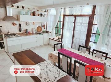 Casa · 400m² · 7 Ambientes · 2 Cocheras · Casa a La Venta en Neuquén Capital