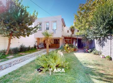 Casa · 400m² · 7 Ambientes · 2 Cocheras · Casa a La Venta en Neuquén Capital