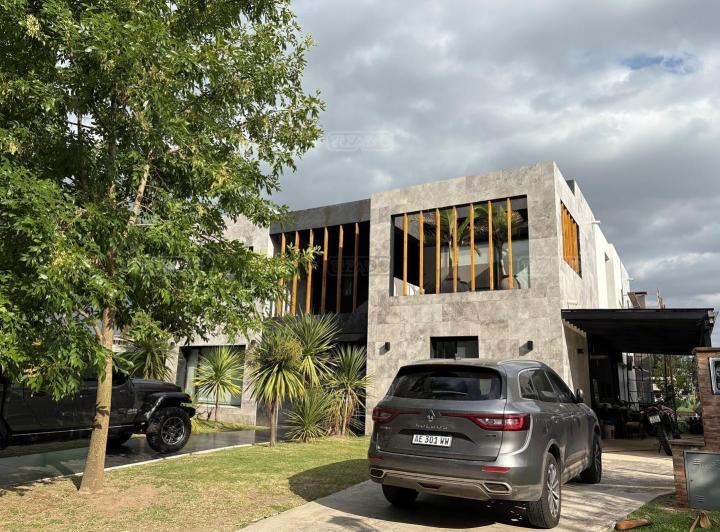 Casa · 400m² · 7 Ambientes · 1 Cochera