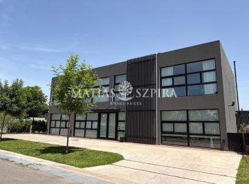 Casa · 270m² · 6 Ambientes · 1 Cochera · Propiedad en Solar de Alvarez de 6 Ambientes