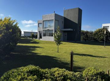 Casa · 180m² · 4 Ambientes · 4 Cocheras · Venta de Casa en Country Náutico Puerto del Aguila - Los Molinos