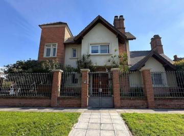 Casa de 5 ambientes, Morón · Chalet en Venta, Castelar Norte