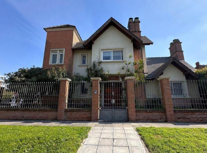 Casa · 355m² · 5 Ambientes · 1 Cochera